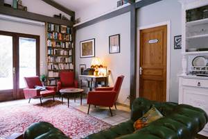 Un grand salon et un style unique