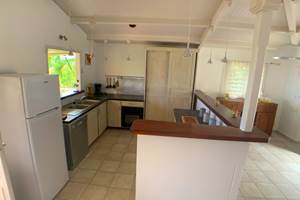 Grande cuisine équipée ouverte sur le séjour et la terrasse