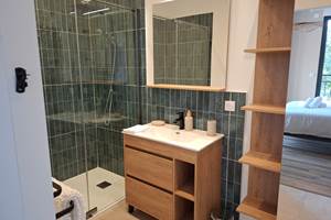 Salle de bain privative de la suite parentale du gîte Le Pressoir à Montblanc.