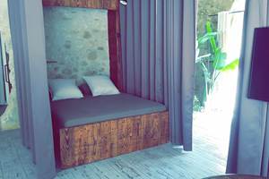 Chambre cosy avec lit 160x200 séparée par un rideau occultant, dans un gîte moderne