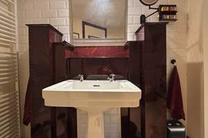 Lavabo vintage et cheminée en Marbrite acajou de la seconde salle de bains