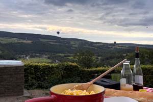 caquelon avec tres belle vue avec mongolfieres dans la vallée