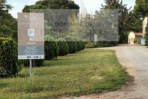 Un parking à l'entrée du domaine pouvant accueillir des BUS