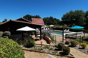Piscine commune aux gîtes en Périgord