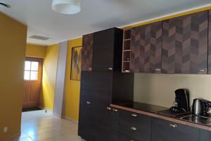 ENTREE GITE DONNANT SUR GRANDE CUISINE OUVERTE