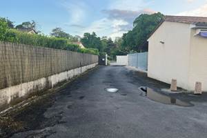 L'entrée de la villa portail crème