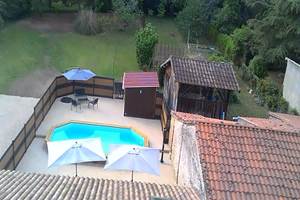 Piscine - transats - salon jardin - parasol