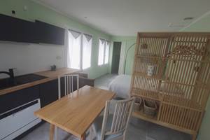 Maison Réthaise 1 : charme, art et confort au centre de La Flotte Une maison soigneusement aménagée avec des pièces lumineuses et tout le nécessaire pour un séjour agréable.