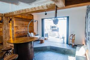 vue general piscine spa et table de salle a manger montagnarde Aigues Mortes