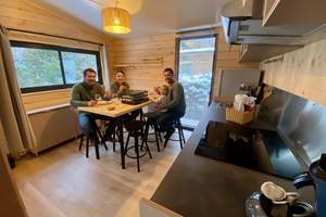 Coin repas avec son mange debout