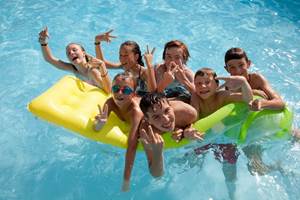 La piscine couverte et chauffée lieu idéal pour les enfants