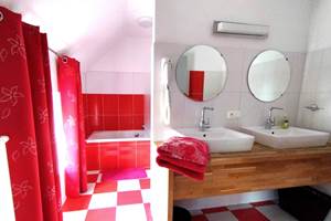 Chambre rouge sdb : Baignoire / douche wc double lavabo