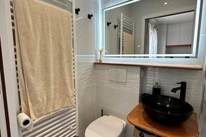 salle-de-bain-chambre-gabriel-vasque-marbe_wc-suspendu_porte-serviette-chauffant_mas-des-anges-chambre-d-hotes-etape-hotel-soussans-margaux_couple_luxe_confort