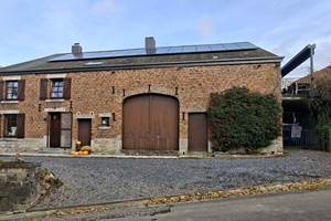 Vue générale de la ferme du Gîte Le Cristal à Beauraing, gîte rural entre Famenne et Ardennes, point de départ de randonnées et balades à vélo.