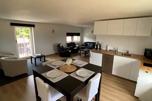 Cuisine, salle à manger, salon tv et lecture indépendants