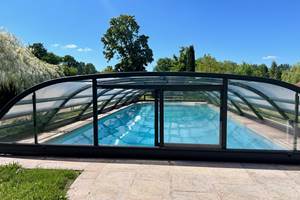La piscine avec abri rétractable