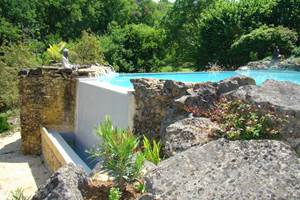 piscine à double débordements et traitée au sel