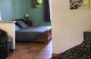 La Bleue est une chambre d'hôtes à Montauban en Tarn et Garonne. Grande chambre accueillant 3 personnes. Accès facile aux Gorges de l'Aveyron.