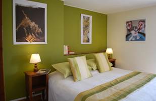 Chambre Paul Rebeyrolle chambre double lit de 1,80m x 2,00m au Ranch des Lacs