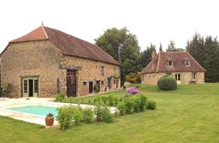 Gi^te rural les Rouvereaux a` Saint-Me´ard en Limousin vue piscine