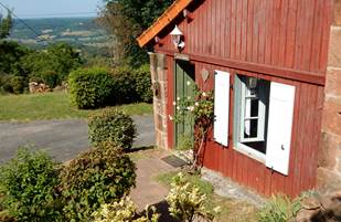 Entrée du gîte avec vue sur la vallée de Turenne