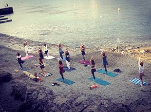 Yoga à Collioure sur la plage Saint Vincent