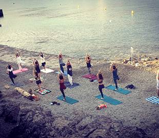 Yoga à Collioure sur la plage Saint Vincent