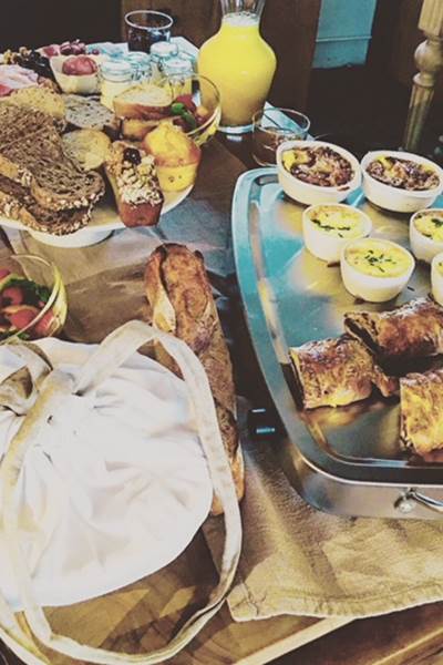 Buffet fait maison dressé sur place, produits locaux