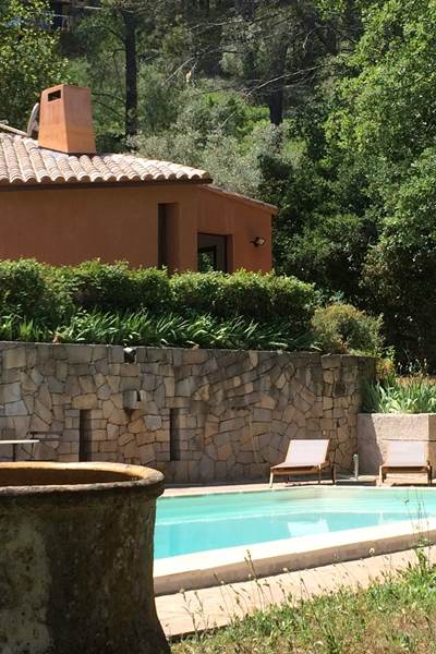 la maison et la piscine