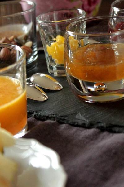 Ambiance petit déjeuner, dedans ou dehors selon le temps