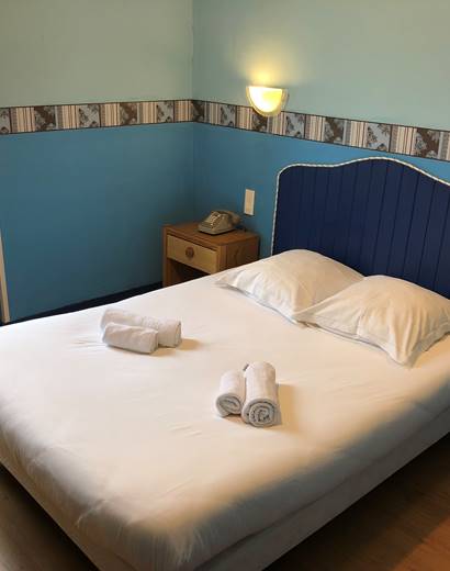 Chambre avec douche et wc, à l'étage, vue sur la cour intérieure
