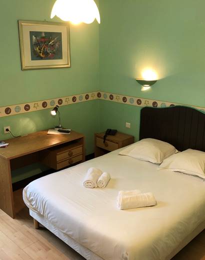 Chambre triple avec douche et wc séparés, à l'étage, vue sur la cour intérieure