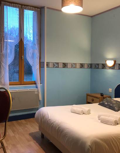 chambre double batisse cour, au 2ème étage, vue sur la cour intérieure et la campagne