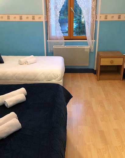 Chambre quadruple avec douche et wc séparés, à l'étage, vue sur la cour intérieure
