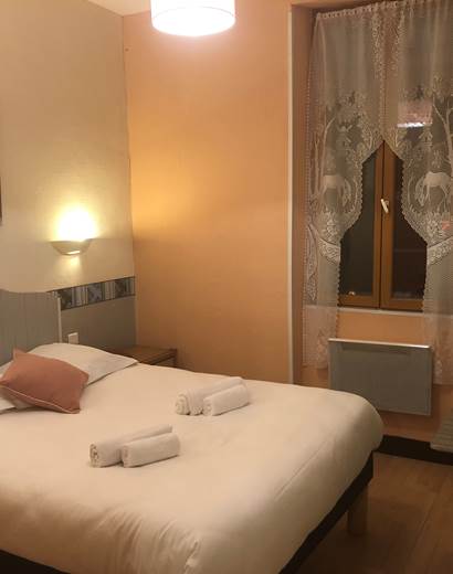 chambre double bâtisse côté rue, au 1er étage, à Boulazac, Périgueux