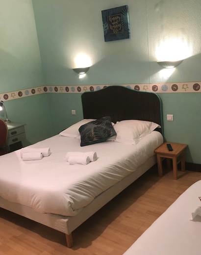 Chambre triple avec douche et wc séparés, à l'étage, vue sur la cour intérieure et la campagne à Périgueux