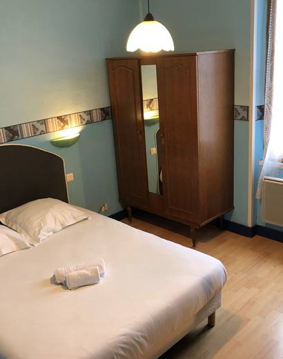 Chambre avec douche et wc séparés, à l'étage, côté rue, vue sur Périgueux