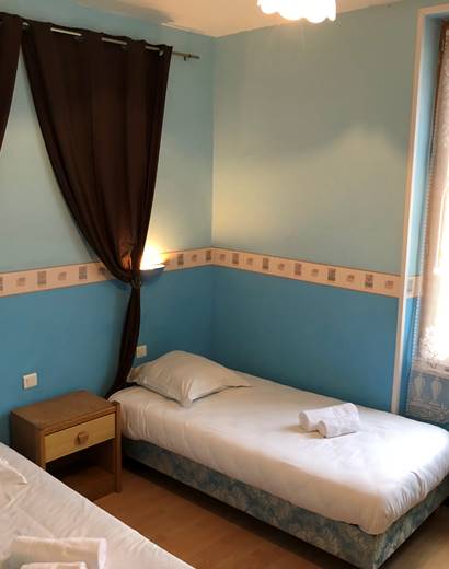 Chambre quadruple avec douche et wc séparés, à l'étage, vue sur la cour intérieure