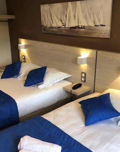 Chambre triple avec douche et wc ,en rez-de-jardin, vue sur le patio, à Boulazac, Périgueux