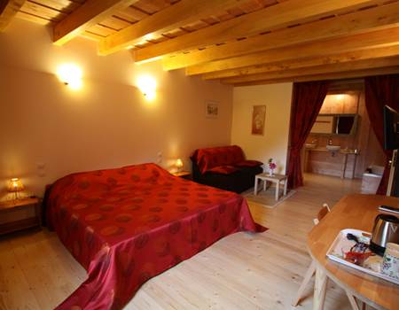 Vue d’ensemble de la chambre « Rubis » avec espace salon, TV, WIFI, Tisanerie