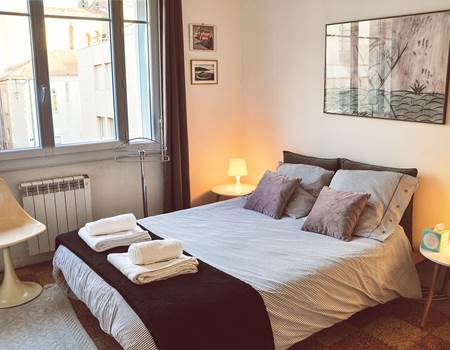 La chambre 1, avec un lit double de 160cm, grand ventilateur au plafond, vue sur la ville