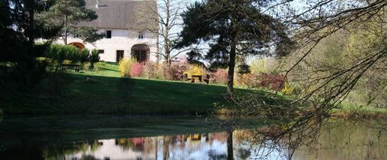 Les chambres d'hôtes la Landre avec le pland'eau, le jardin d'agrément, la table de pique nique