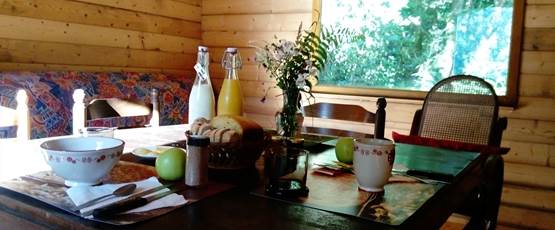 Lait, brioche, beurre et confiture de la ferme