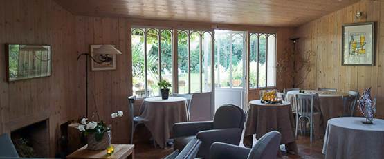 salon du petit déjeuner avec vue sur le jardin