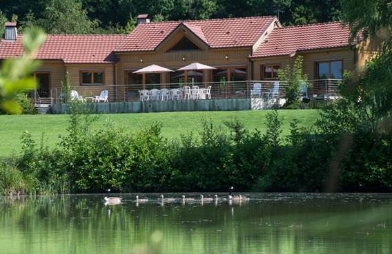 Gîte des Etangs de Bairon, chalet de charme dans un parc arboré avec ses 3 étangs - Louvergny - Ardennes