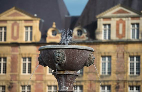 La fontaine de la Place Ducale