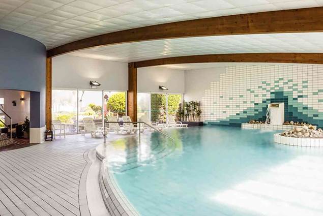 PDétendez-vous entre deux réunions à la piscine couverte et chauffée Ibis Thalassa Quiberon