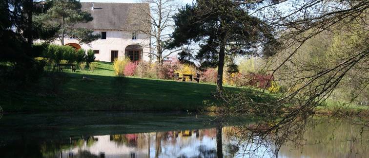 Les chambres d'hôtes la Landre avec le pland'eau, le jardin d'agrément, la table de pique nique