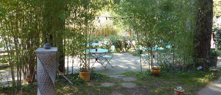 La grande terrasse face à la piscine