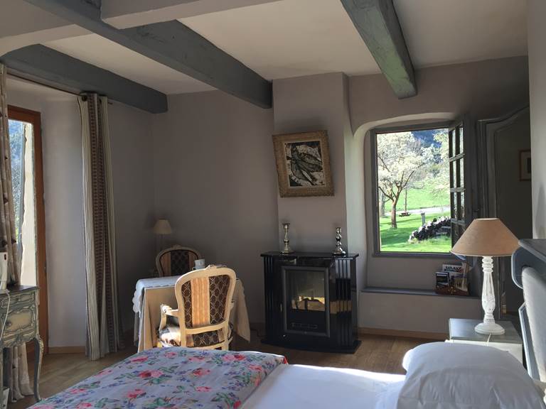 La chambre Ubaye avec la vue sur le jardin et les montagnes